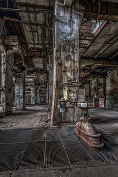 Transformator in verlaten fabriek van Gerben van Buiten