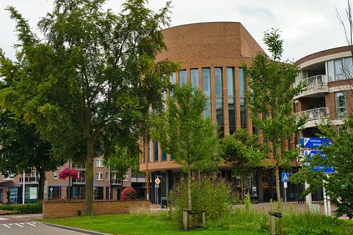 Een vooraanzicht van het stadhuis in Weert