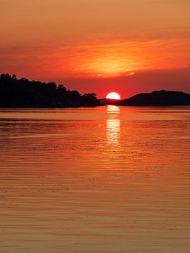 Sonnenuntergang über Schäreninseln vor der Stadt Fjällbacka i