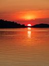 Zonsondergang over eilanden in de archipel voor de stad Fjällbacka i van Rico Ködder thumbnail