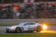 Aston Martin DBRS9 spuckt Flammen auf der Rennstrecke von Sjoerd van der Wal Fotografie Miniaturansicht