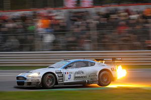 Aston Martin DBRS9 spuwt vlammen op het circuit van Sjoerd van der Wal Fotografie