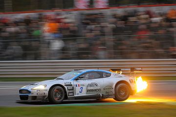 Aston Martin DBRS9 spuckt Flammen auf der Rennstrecke von Sjoerd van der Wal