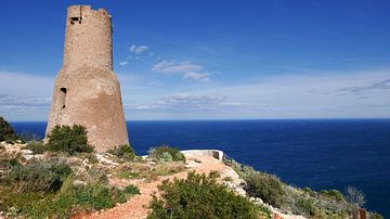 Der antike Leuchtturm Torre del Gerro an der Küste bei Denia von Gert Bunt