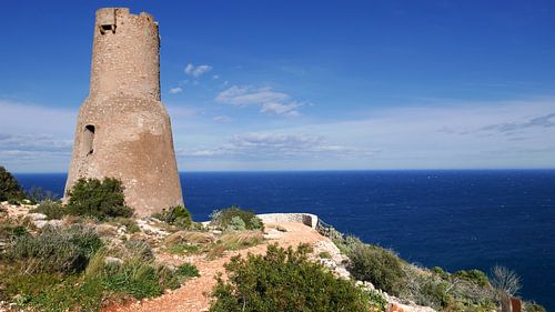 Le phare antique Torre del Gerro sur la côte près de Denia