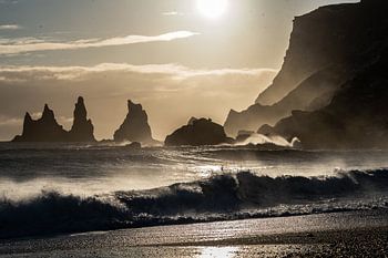 Sonnenuntergang an den Reynisdrangar Seastacks
