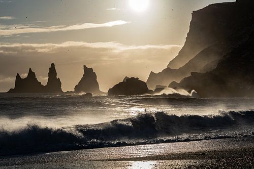 Sonnenuntergang an den Reynisdrangar Seastacks