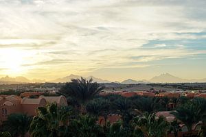 Ägyptens Berglandschaft im Horizont von Leo Schindzielorz
