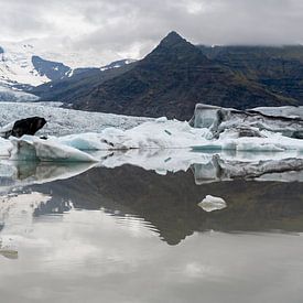 Fjallsárlón Spiegelung, Gletschersee in Island von Linda Schouw