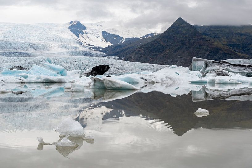 Fjallsárlón reflection, glacial lake in Iceland by Linda Schouw