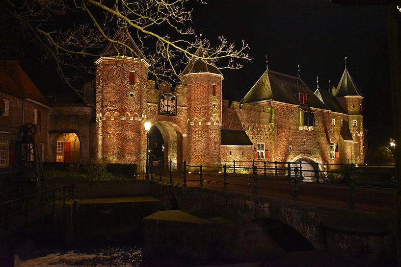 De Koppelpoort (Amersfoort) bij nacht van Herman Keizer