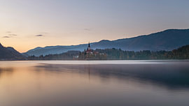 Bled, gedämpfte Pastelltöne bei Sonnenaufgang