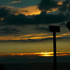 Ondergaande zon aan Haagse kust by Marloes Vissers-Schurman