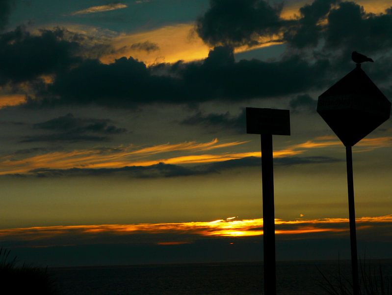 Ondergaande zon aan Haagse kust by Marloes Vissers-Schurman
