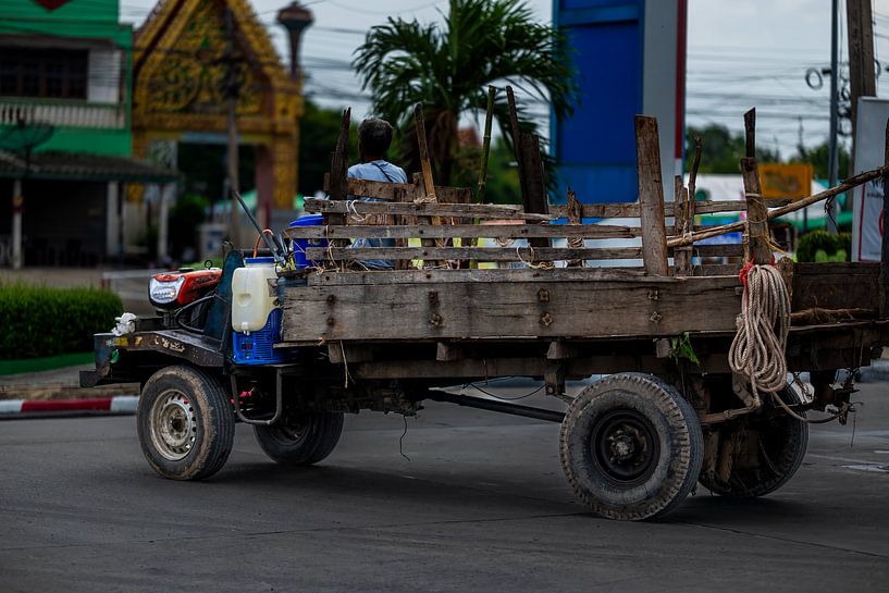 Véhicule agricole thaïlandais avec carrosserie en bois par Franklin Driessen