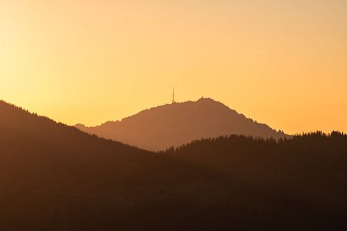 Zonsondergang over de Grünten in de Allgäuer Alpen in landschapsformaat