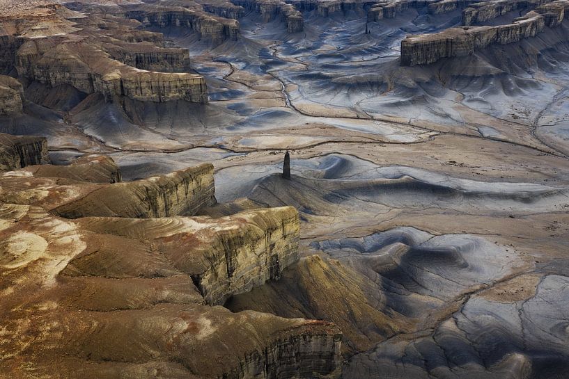 In the middle by Martin Podt