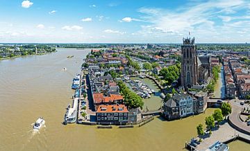 Lucht panorama van de stad Dordrecht met de Onze Lieve Vrouwenkerk in Nederland van Eye on You