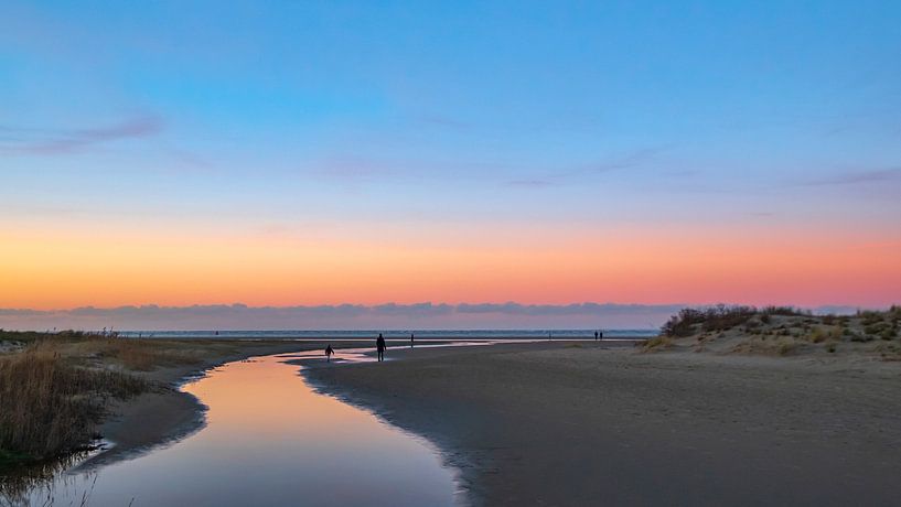 Schöner Sonnenuntergang Abend am Strand von Kwade Hoek von Jochem Matthijsse