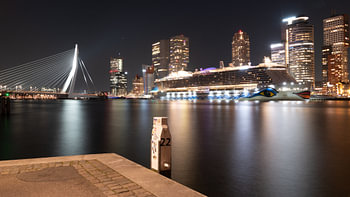 Erasmusbrug Rotterdam met cruiseschip