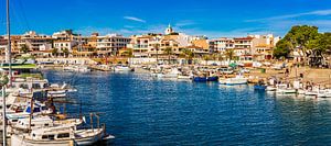 Ville de Cala Ratjada, ville idyllique sur la côte de l'île de Majorque, Espagne