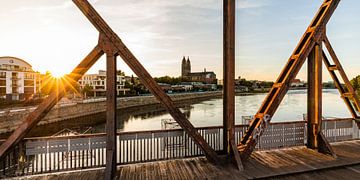 Hubbrücke und Dom in Magdeburg bei Sonnenuntergang von Werner Dieterich