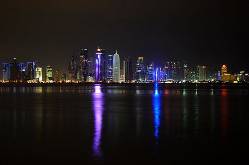 Doha, de hoofdstad van Qatar, verlicht in de nacht