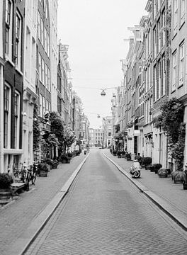 Straat in Amsterdam | zwart-wit fotografie van Alexandra Vonk