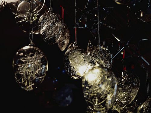 Zerbrechliches Licht – Gläserne Eier im Spiel der Reflexionen