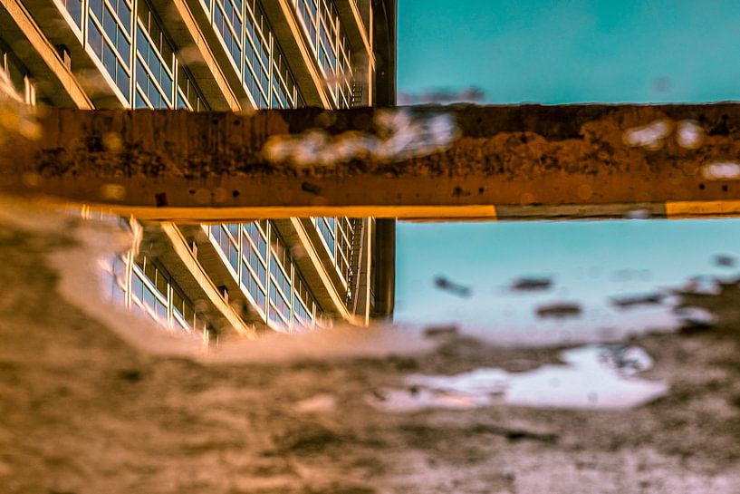 Urban scene reflection yellow and blue by Lima Fotografie