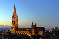 Verlichte kathedraal van Freiburg