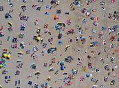 Zonaanbidders op het strand van Zandvoort op een warme zomerse dag van Marco van Middelkoop thumbnail