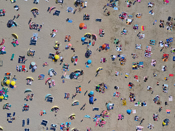 Bronzés sur la plage de Zandvoort par une chaude journée d'été.