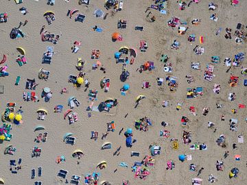Zonaanbidders op het strand van Zandvoort op een warme zomerse dag van Marco van Middelkoop