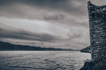 Urquhart Castle aan het beroemde meer Loch Ness in Schotland. Prachtig landschap in een rustige sfeer. Stilte, vrede en eenzaamheid. van Jakob Baranowski - Photography - Video - Photoshop