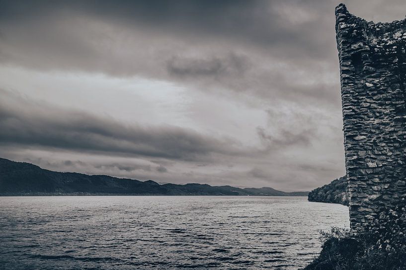 Urquhart Castle am berühmten Loch Ness See in Schottland. Wunderschöne Landschaft in ruhiger Atmosphäre. Stille, Frieden und Einsamkeit. von Jakob Baranowski - Photography - Video - Photoshop