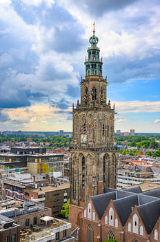 Martinitoren in Groningen skyline van de stad