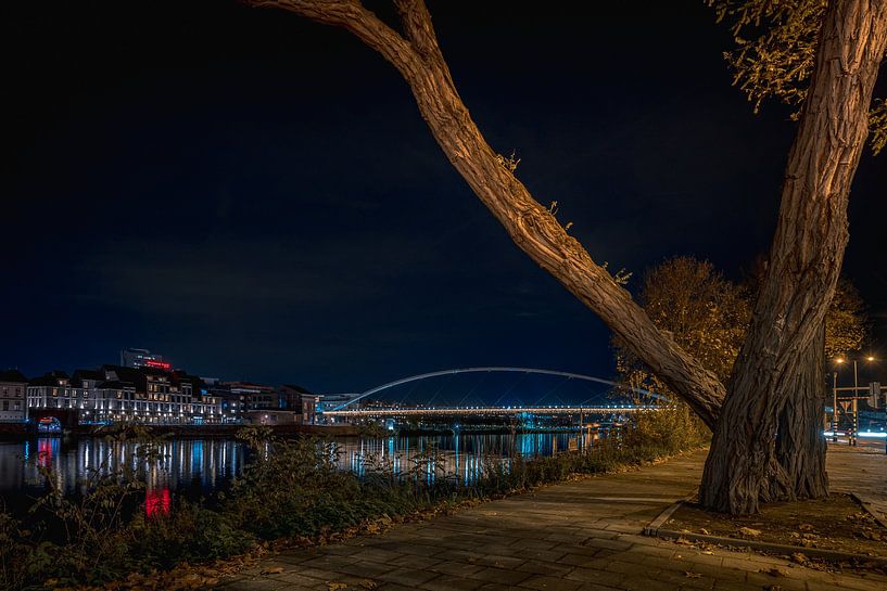 Bridge in Maastricht in the evening von Maurice Meerten