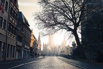 Het Belgische Gent | Uitzicht op de Sint Niklaaskerk tijdens zonsopgang van Laura Dijkslag
