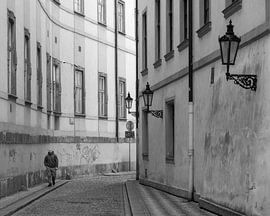 Eine leere Straße im Herzen von Prag von Anges van der Logt