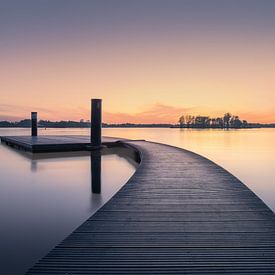 Der Steg am Paterswoldsemeer bei Sonnenuntergang von Marga Vroom