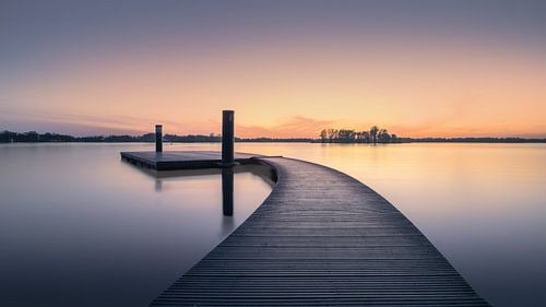 La jetée au bord du lac Paterswoldsemeer au coucher du soleil