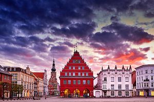 Hansestadt Greifswald - Markt mit rotem Rathaus am Abend