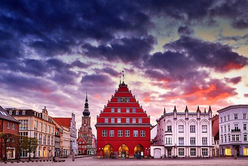 Hanzestad Greifswald - Markt met rood stadhuis in de avond
