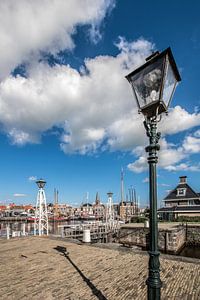 De haven van Lemmer met de sluizen op de voorgrond