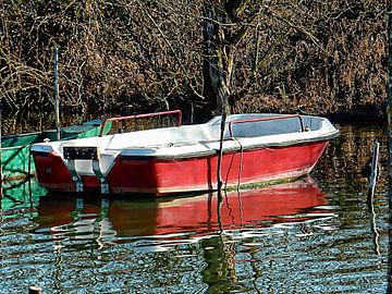 Rood aangemeerde boot Lago di Chiusi van Dorothy Berry-Lound