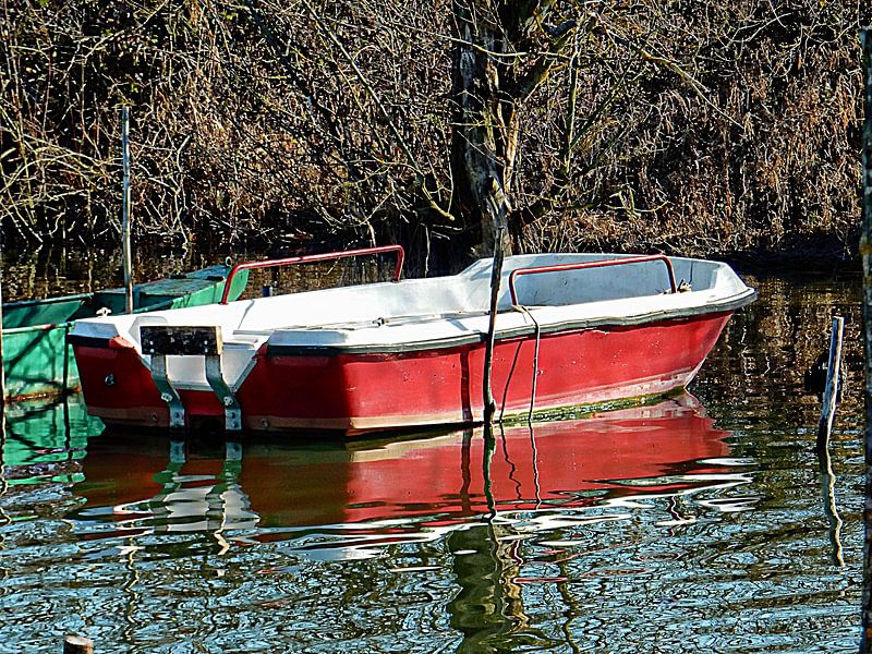 Rood aangemeerde boot Lago di Chiusi van Dorothy Berry-Lound