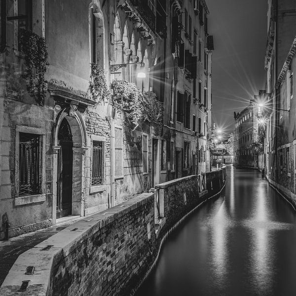 Italien in quadratischem Schwarz-Weiß, Venedig am Abend II von Teun Ruijters