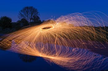 Een deksel van staalwol over water. 