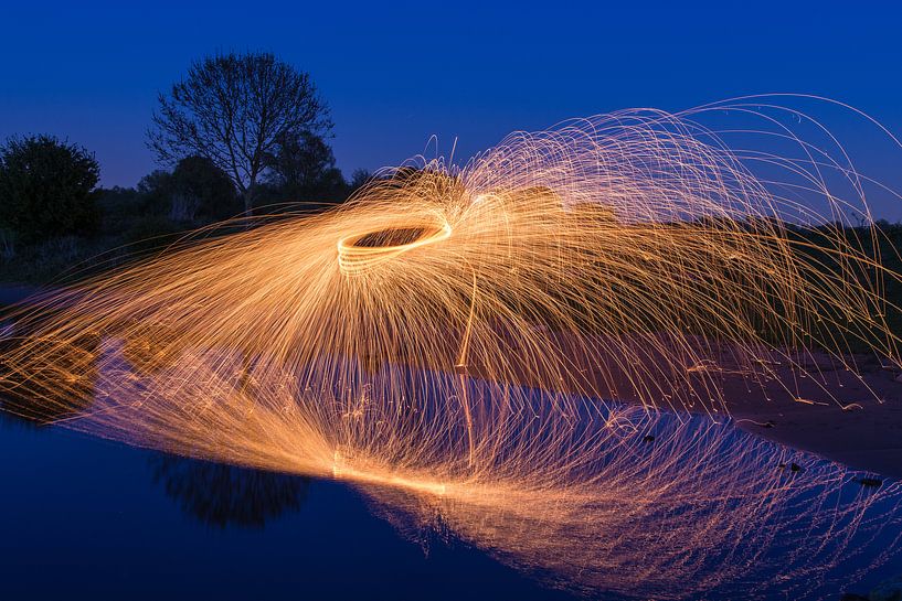 Een deksel van staalwol over water.  by Robert Wiggers